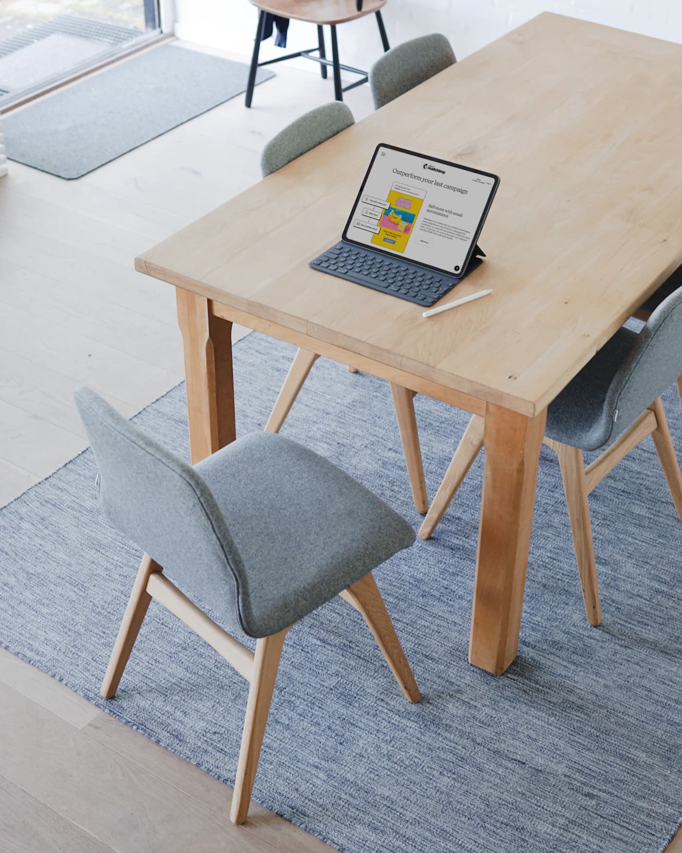 Tecnología de hostelería — camarero con tablet en restaurante